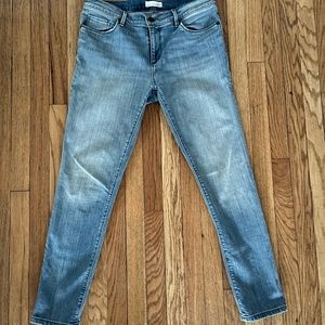 Brand new (no tags) Women’s skinny jean. Never been worn! Perfect condition